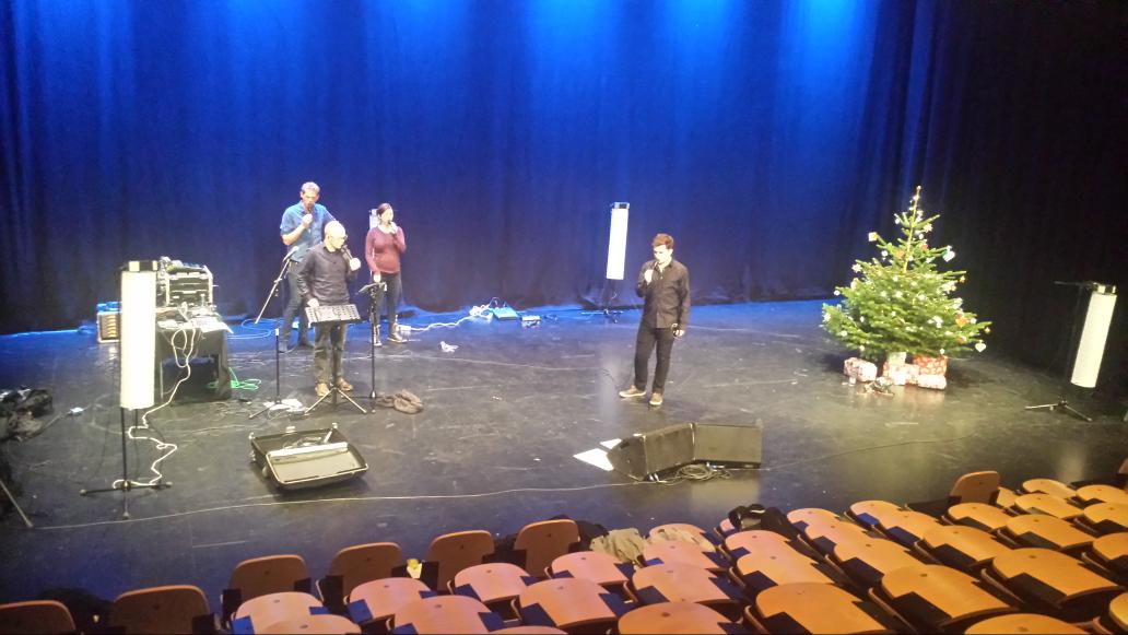 Postyr's tweet photo. Warming up with travel the world 1 hour to go #postyr #soundcheck #tuborgmusik http://t.co/MzBhHLpuFe
