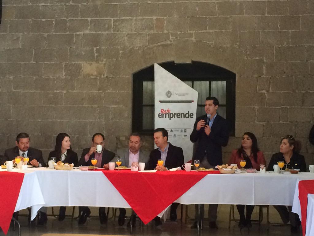ArielMaaLopez's tweet photo. Agradezco mucho la disposición y apoyo de todos los organismos empresariales #RetoEmprende http://t.co/x7nDHePoGV