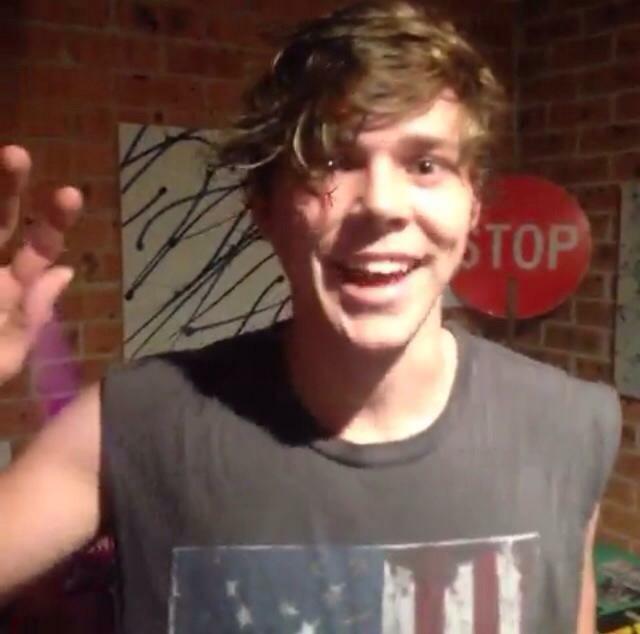 CallMe__Batman's tweet photo. But Ashton too ! #JustRememberIt http://t.co/qxkm9VQ5yf