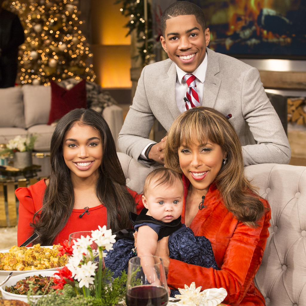 IAmSteveHarvey's tweet photo. On tomorrow's show my family stops by for Home w/the Harvey's! We've got some big announcements to share. #SetUrDVR http://t.co/tY4pXr89DU