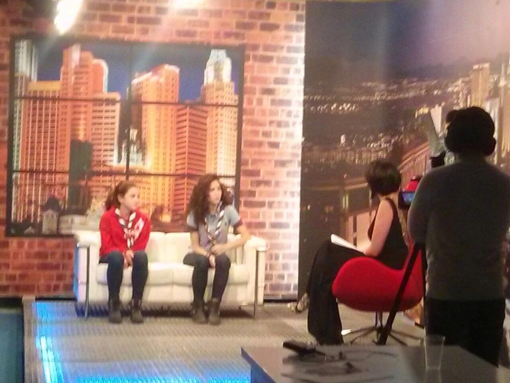 108UEGarraFirme's tweet photo. @CatiMartinez26 y #Candela @TropaFlechaRoja en @Comarcaltv hablando del #AutoDeReyes #SúperScout y #Flechival #Scouts http://t.co/yrcEawAb8p