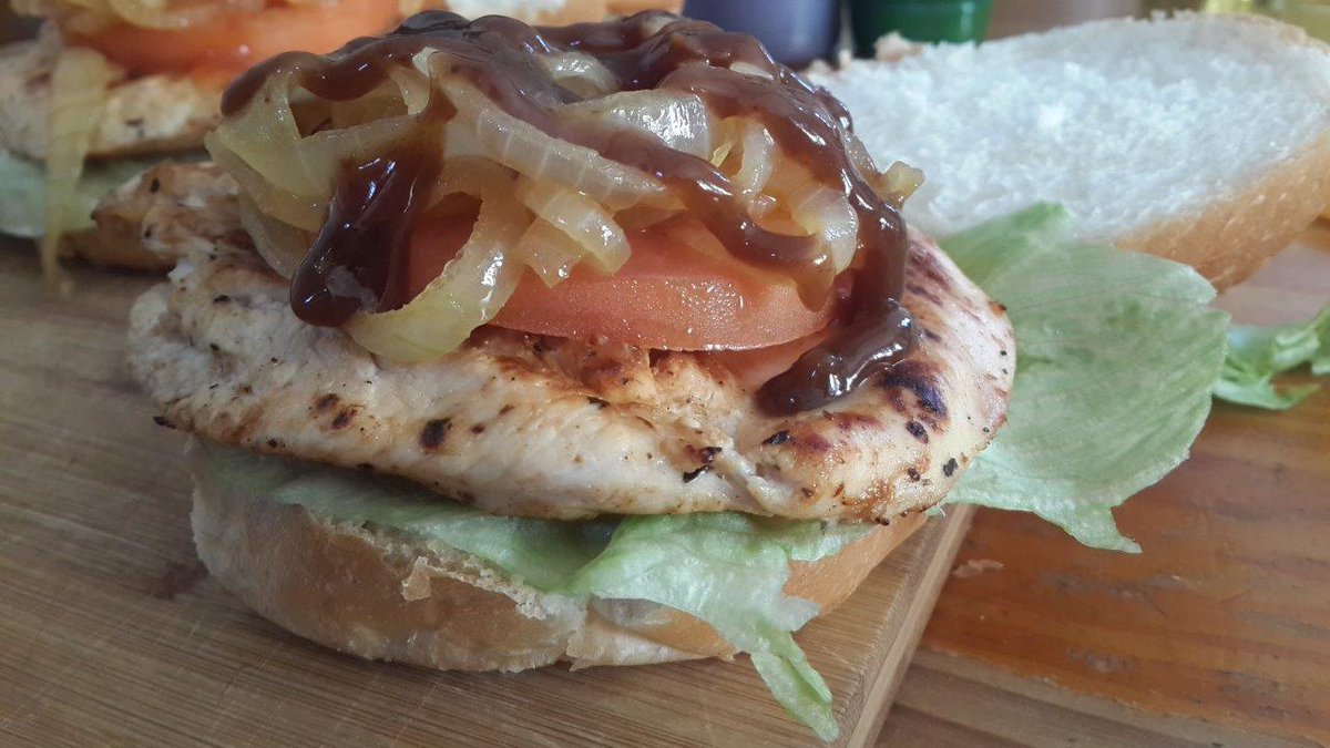 JustMos1's tweet photo. @Leelaflea just mo's live on twitter...follow us on your hungry days... http://t.co/eerXhwhv0H