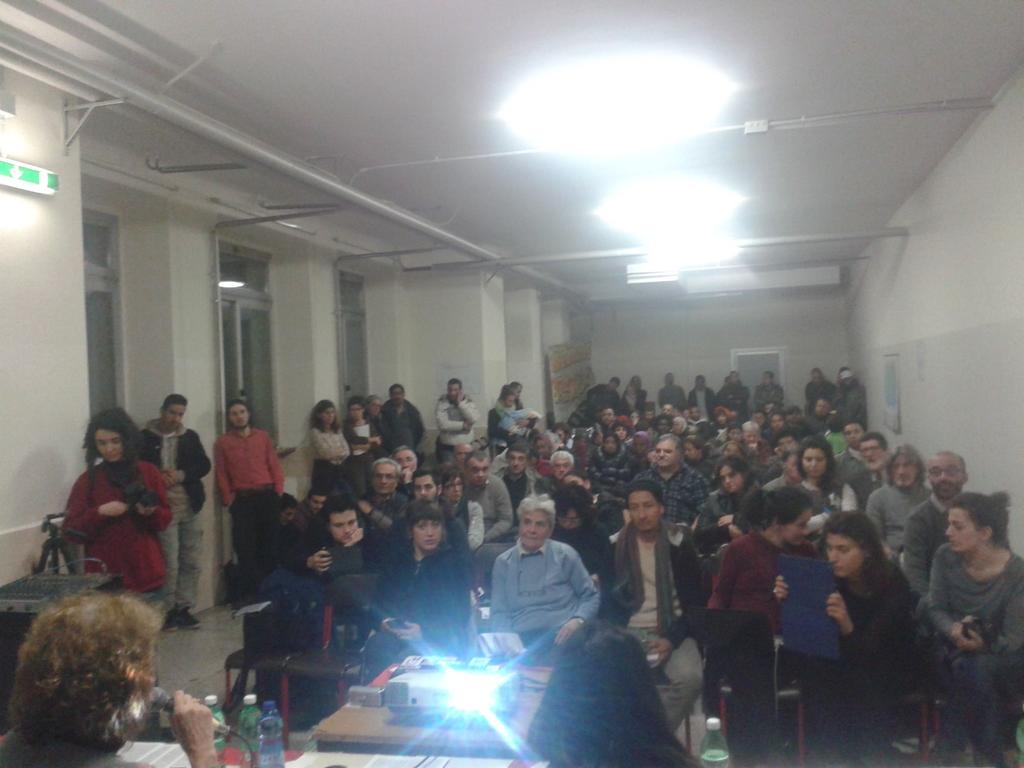 Abitantisansiro's tweet photo. @giulianopisapia questa è #sansiro #milano via paravia assemblea di centinaia di persone discute di #diritti #dignita http://t.co/84XqZX4l3x