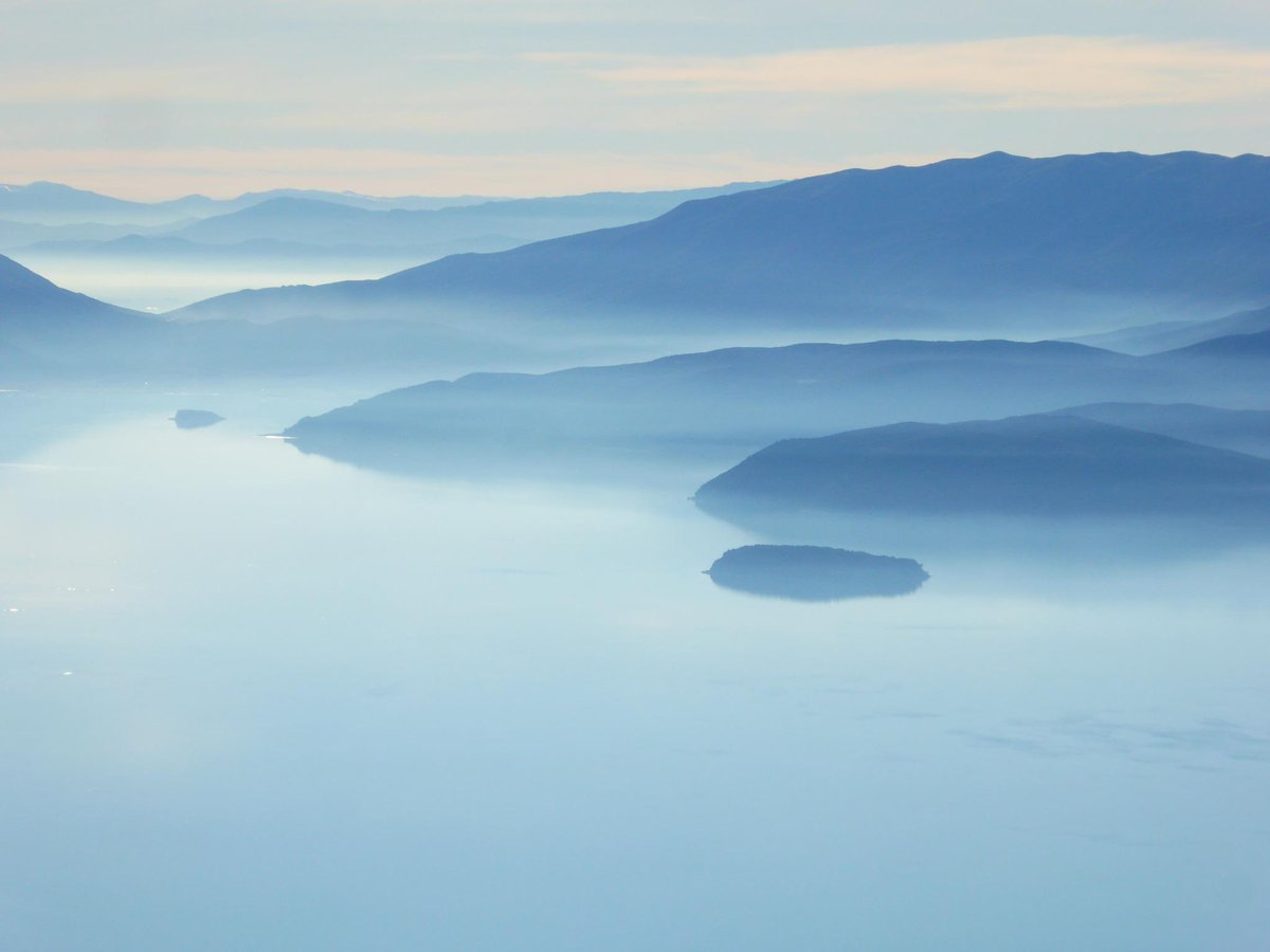 Bataceto's tweet image. Голем и мал град на Преспанско езеро. За сите шо се осеќаат магловите во моментов. Сликано од Голема чука - Пелистер