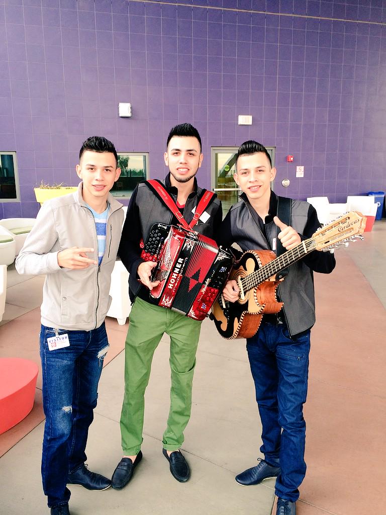 los_parras's tweet photo. Buenos dias plebes, que tenga un excelente dia 🌇😀🎤🎸 http://t.co/mGxYqgn3sU