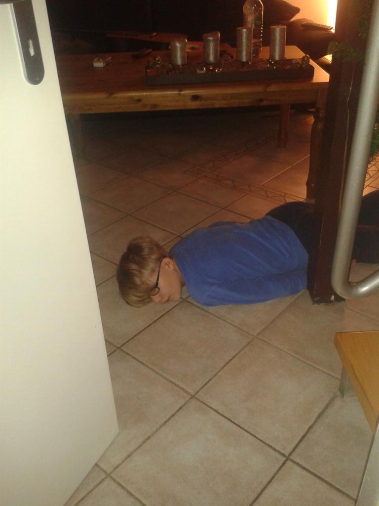 CelinaKolf's tweet photo. Höre grad die komplette #NovemberEP über Boxen. Volle pulle ^-^ 
Mein Bruder muss das ertragen :D sorry♡ @allyemx http://t.co/nIS9rffbkw