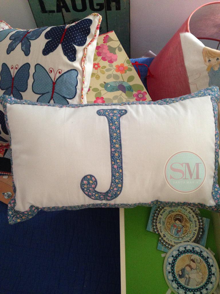 santamariadeco's tweet photo. #Almohadones #Personalizados #Patchwork #Pájaros #Mariposas #iniciales #Nombre #Bordados #SantaMaria http://t.co/KOhZpkT4q6