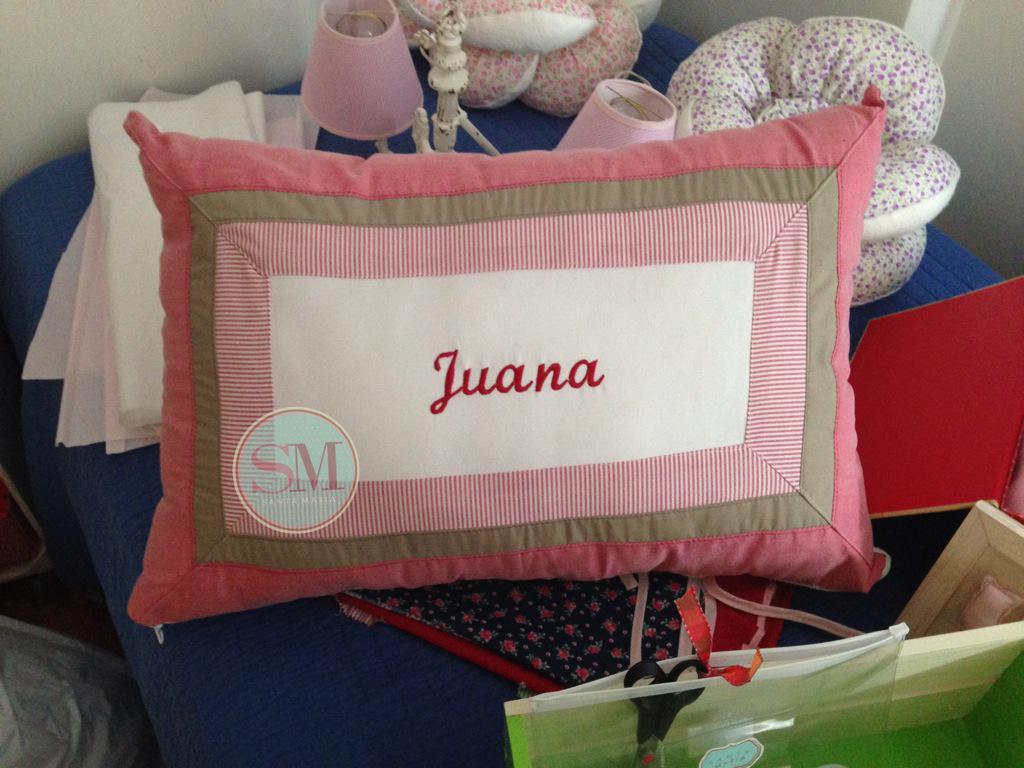 santamariadeco's tweet photo. #Almohadones #Personalizados #Patchwork #Pájaros #Mariposas #iniciales #Nombre #Bordados #SantaMaria http://t.co/KOhZpkT4q6