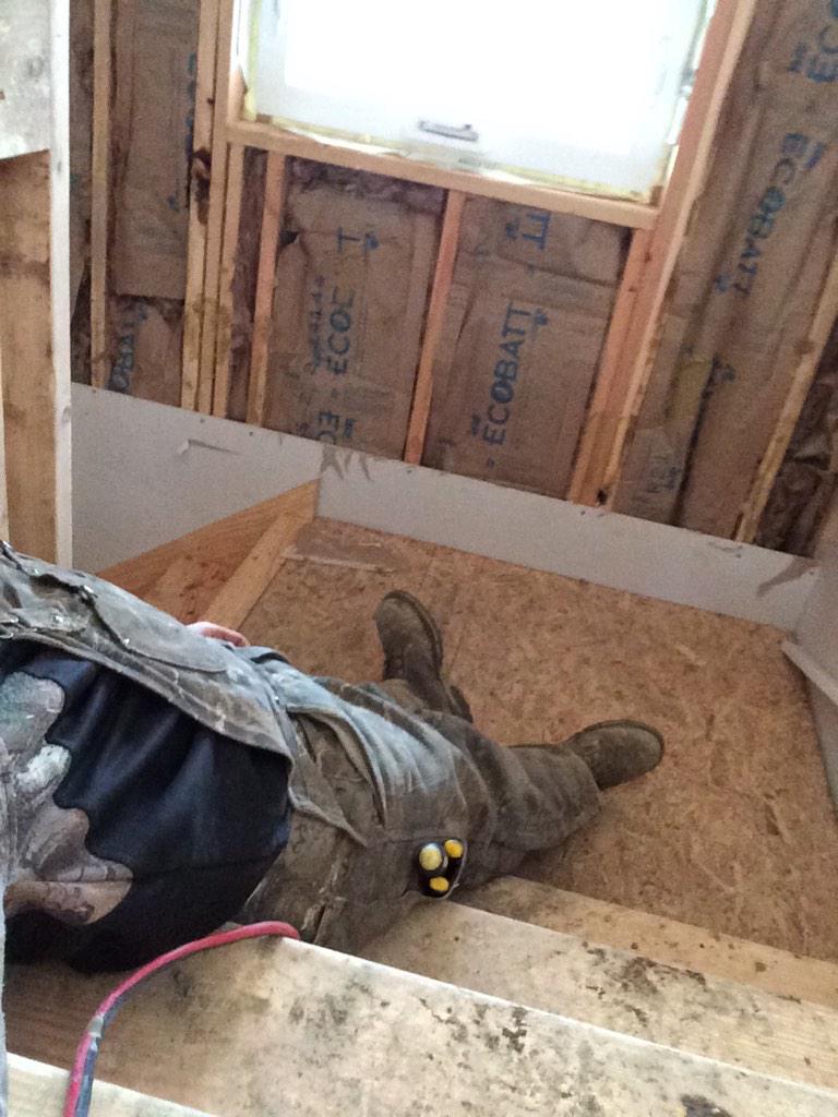 willierodgers1's tweet photo. Help! I fallen and cannot get up! #safealert http://t.co/KIAJD2qrIQ