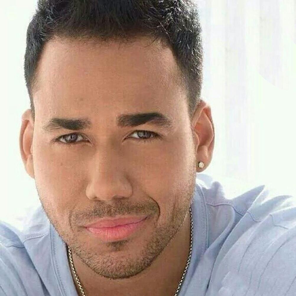 Hits92RD's tweet photo. #hits92 la que pego a Romeo estamos esperando el cargamento de boletas para llevarte free @RomeoSantosPage http://t.co/b15J7qDbNq