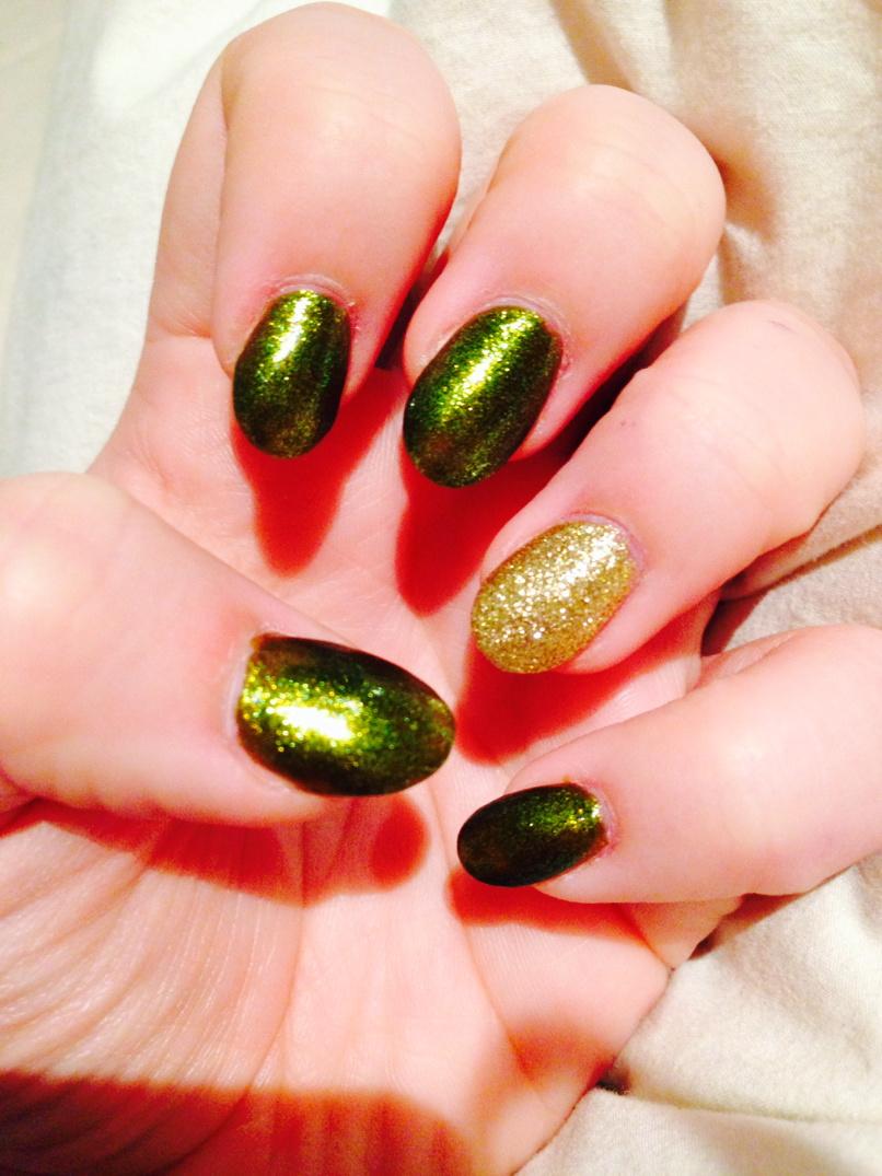 Happy_Homemade's tweet photo. I don't think I've gone quite #Christmassy enough, do you? #bbloggers #comesbutonceayear 💅 http://t.co/ymBFJyxckT