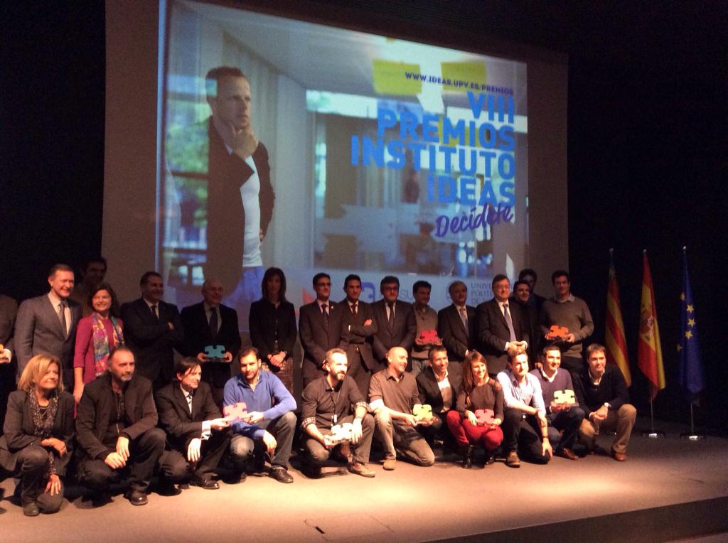 UmanickLABS's tweet photo. Y aquí la foto de familia de los ganadores! Con @ilkogarcia y @egallegosotos #premiosIDEAS http://t.co/7kL9auF8EH