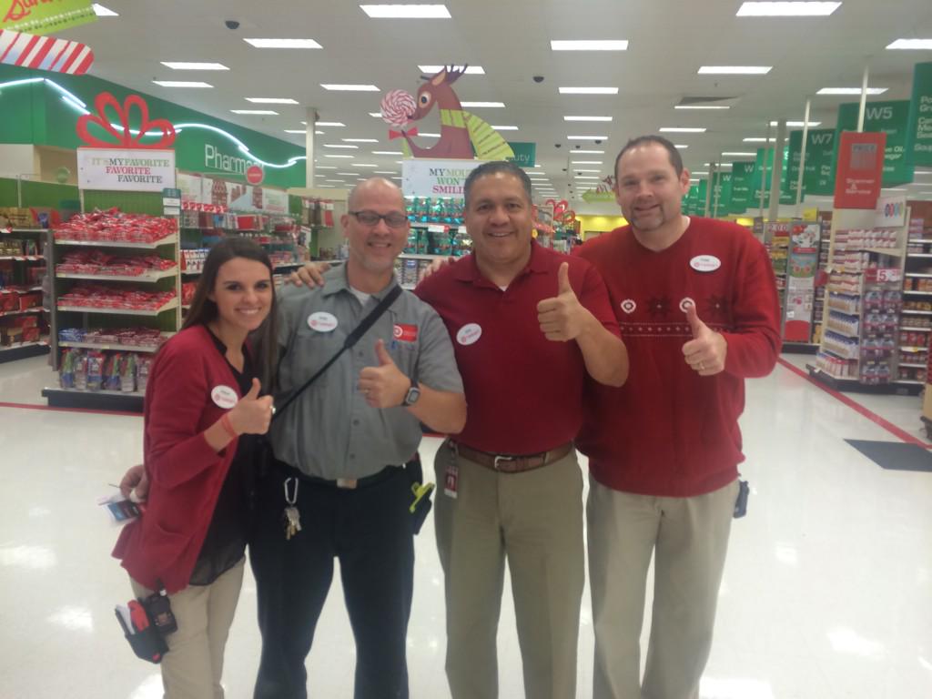 jjmartinez01's tweet image. T1536, SFT Andy, setting up the stage for a great shopping experience! @john_crocco @JennJS2