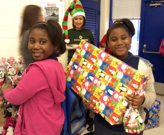 BetsyRossEs's tweet photo. Hess Force with Angel Tree at Ross today@HoustonISD @HISD_Innovative @hisdSTEM @HISD_FACE http://t.co/crW23IV8nt