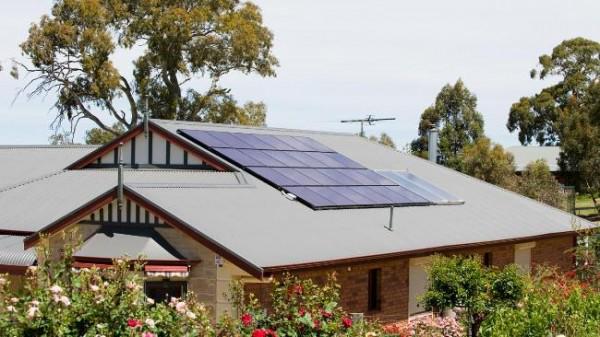 MikeHudema's tweet photo. One in five #Australian homes use #solar energy http://t.co/Oazmfl0Frz #climate #solutions #cdnpoli #catchupAB http://t.co/EvElVVeU2B