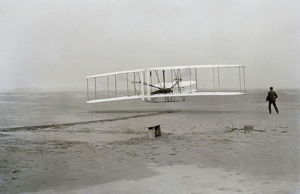 HotelCharlieAv's tweet photo. Un #17deDiciembre hace 111 años los hermanos #Wright realizaron su primer vuelo controlado con #FlyerI en #KittyHawk http://t.co/wJcKbXr9Vg