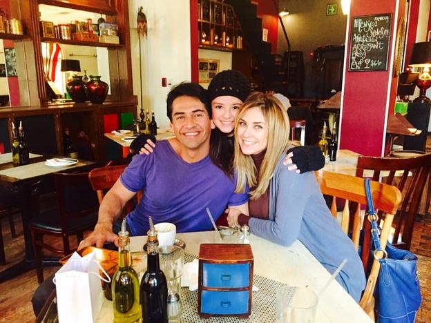 aracelyarambula's tweet photo. Disfrutando con mis mas que queridos @OZMACARENA y mi Diablo @Gabriel_Porras ✨🎈🍹🍝🍵🍧🍭🍩🍫🍪🍮🍰🎂✨👏😃😘😘 http://t.co/cziymvGVZt