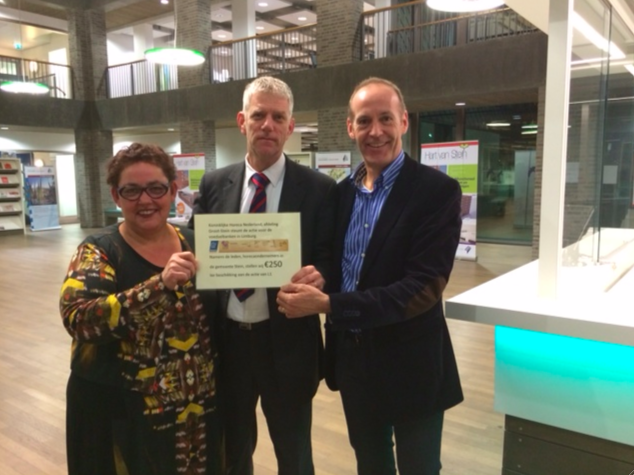Weth. Janssen + burg. Leurs ontvangen cheque van E 250,- van KHN t.b.v. Voedselbank Urmond! Prachtige geste! #vb14
