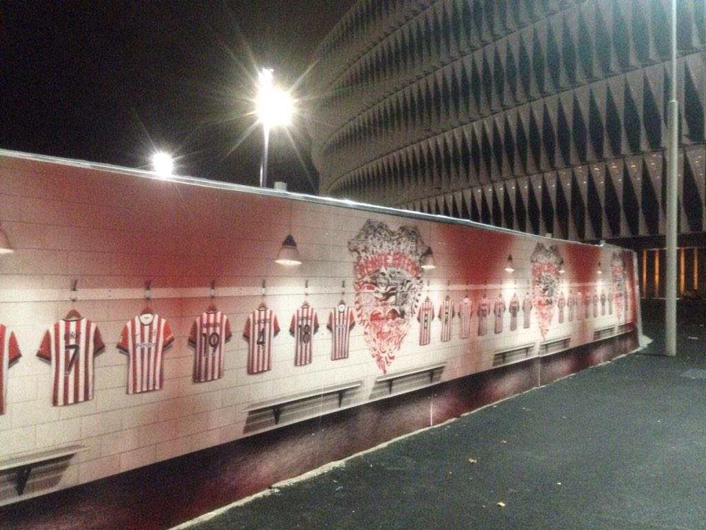 AthleticClub's tweet photo. Decoración de los accesos a San Mamés a modo de vestuario. http://t.co/zOBh7wpI9o