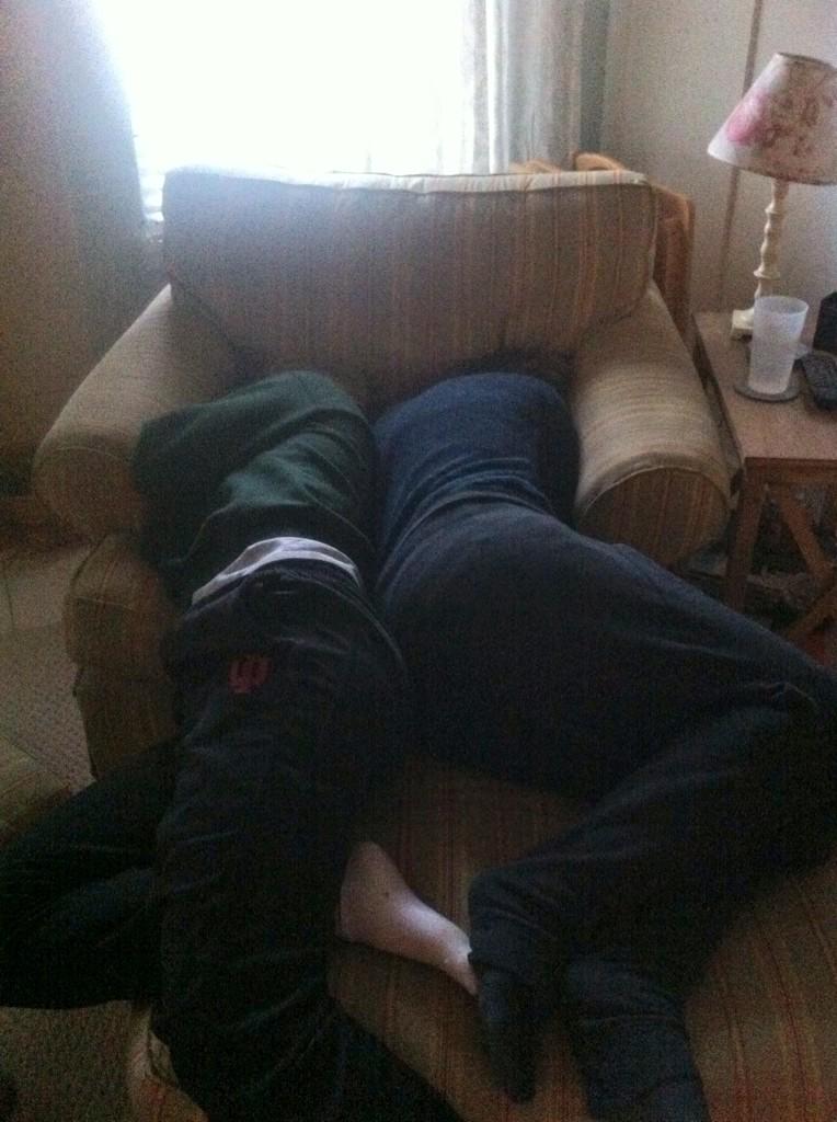 hallesmith_42's tweet photo. Finals week.. #nappinglife http://t.co/cfZsWbpRdi