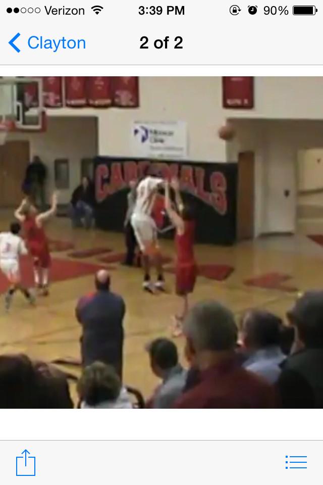 silo_oog10's tweet photo. When bae comes to watch you play and you forget a 6'7 kid is guarding you ( look which way the ball is going) 😂 http://t.co/XTAxSkUVIS