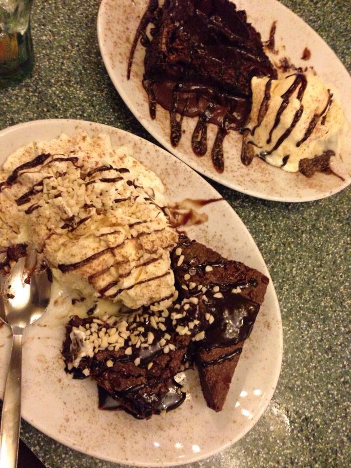 RishnaMistry's tweet photo. I've had sooo much cake tonight I feel like I'm gonna pop!#overeaten http://t.co/4vFHTIMo8a