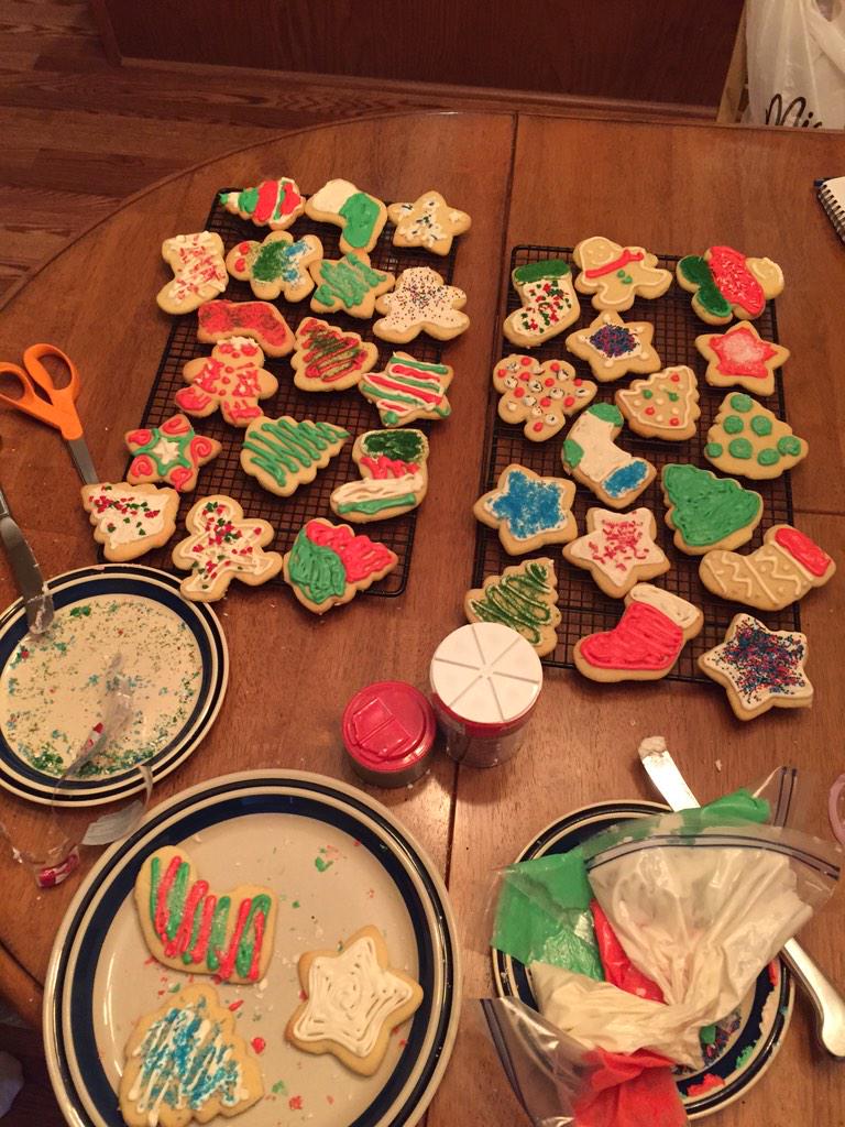 karimiller442's tweet photo. Making Christmas cookies with @bigmakgirl 😊🎄 http://t.co/pwB2mm7NnS