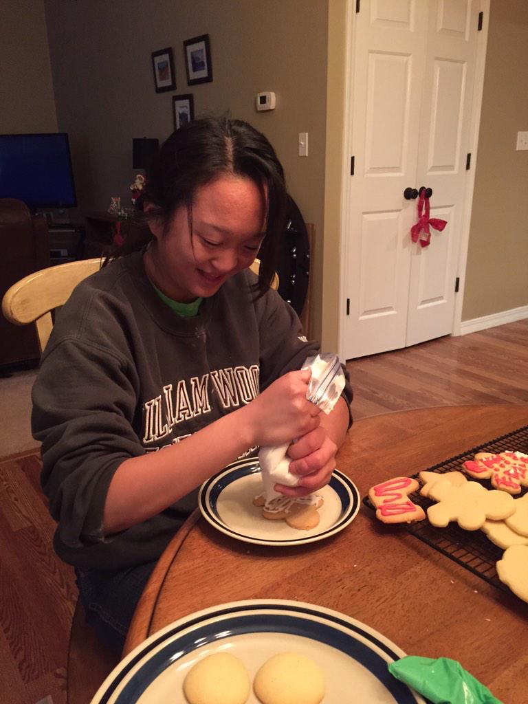 karimiller442's tweet photo. Making Christmas cookies with @bigmakgirl 😊🎄 http://t.co/pwB2mm7NnS