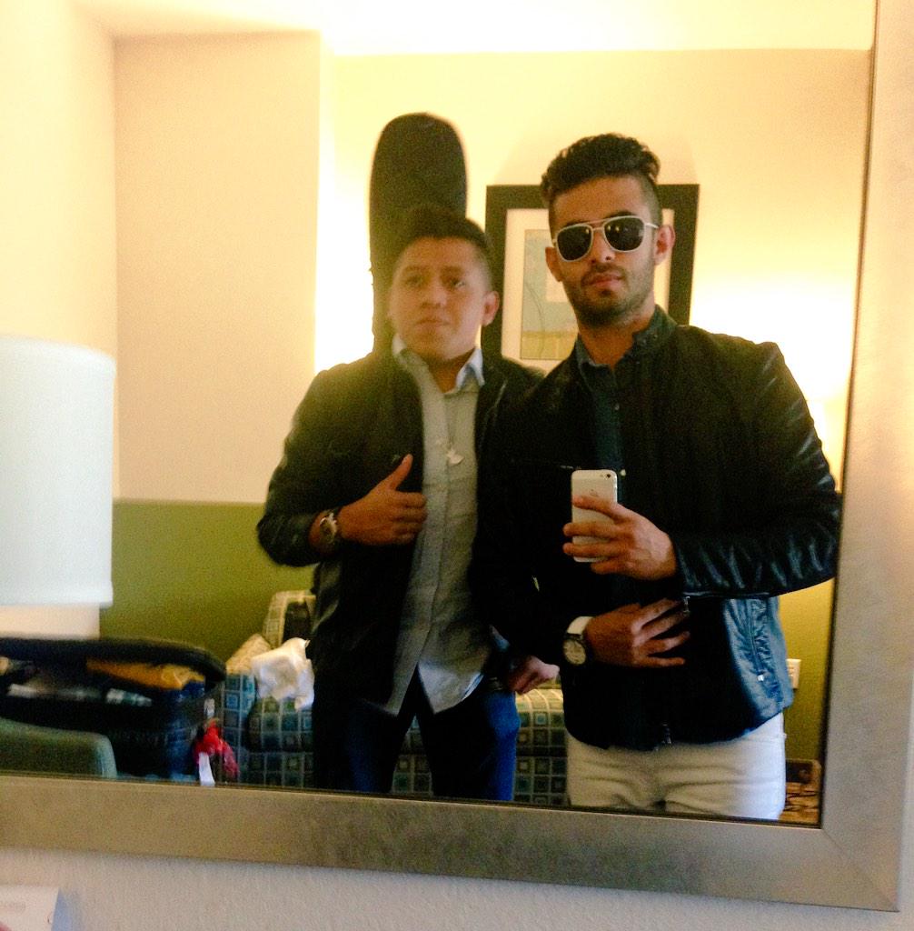 LuisRuballos's tweet photo. 😎👈 #PianistaFher #BubbaGuitar http://t.co/mZRpZNxcAr