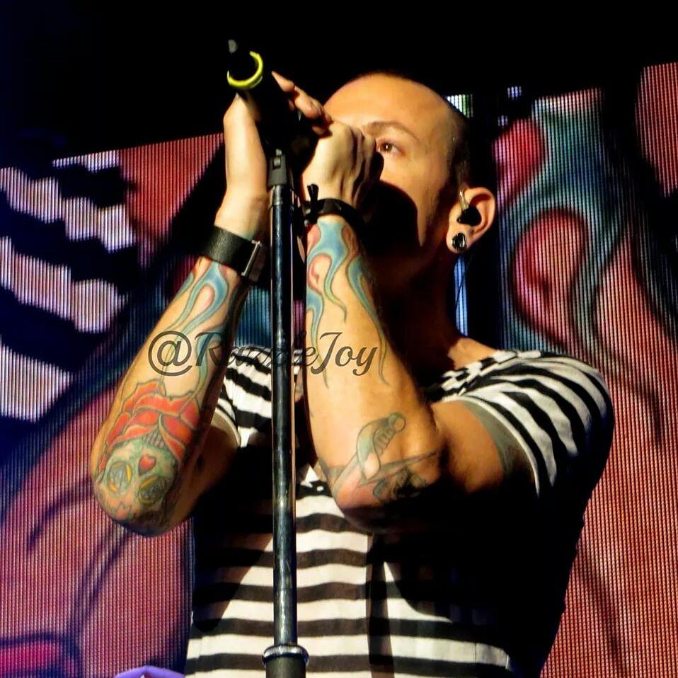 RazzleJOY1111's tweet photo. @ChesterBe #KROQXMAS25 !!!! http://t.co/vAyTcfHANJ
