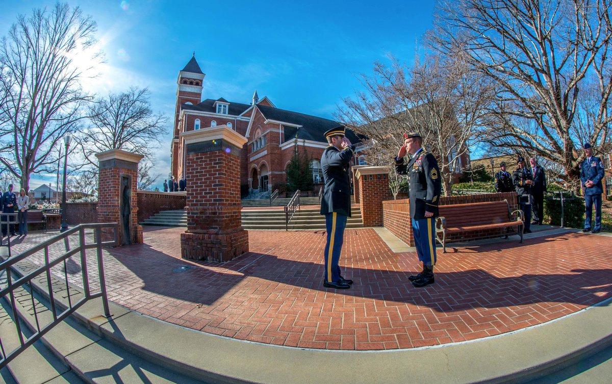 kenscar1's tweet image. First salute. @ClemsonUniv #ROTC grad gets #firstsalute as a @USArmy officer @SoldiersMag #soldierforlife #ArmyStrong