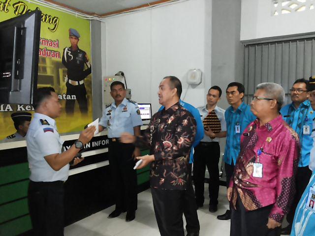 LPKendari's tweet photo. Peninjauan Unit Layanan Informasi dan Pengaduan LP Kendari oleh Kakanwil Sultra (18122014)@DITJEN_PAS http://t.co/FiPCvWVWx1