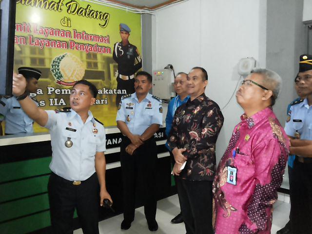 LPKendari's tweet photo. Peninjauan Unit Layanan Informasi dan Pengaduan LP Kendari oleh Kakanwil Sultra (18122014)@DITJEN_PAS http://t.co/FiPCvWVWx1