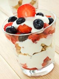 FOREVERFlT's tweet photo. Yogurt parfait with fresh fruit for dessert 😍🍓 http://t.co/bK1TY1Fpfx
