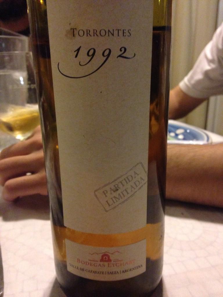 FantasmasVino's tweet photo. Un vino muy curioso, algo muy dificil de encontrar. Quien dijo q los blancos no se guardan??#BodegaEtchart http://t.co/MEKJUKfSlT