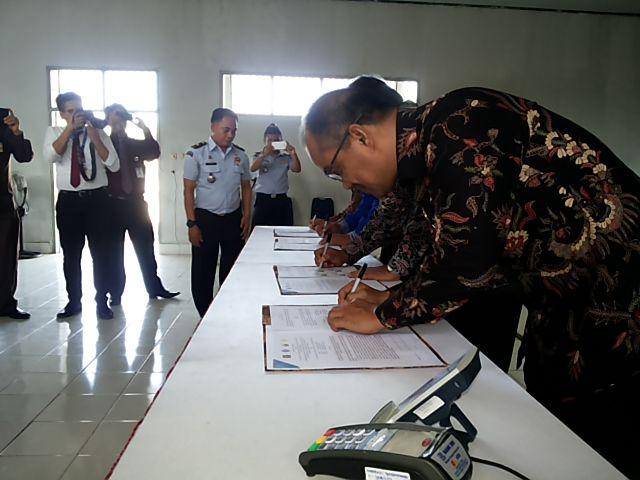 LPKendari's tweet photo. Penandatanganan MoU antara Kanwil, Kepala cbang BI Sultra, Kadis Koperasi, Kepala BPTP ttg pembinaan WBP @DITJEN_PAS http://t.co/AvohUKpr1Q
