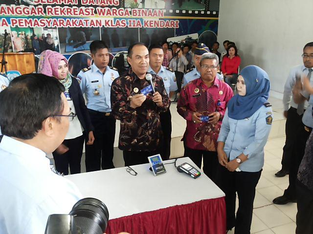 LPKendari's tweet photo. Pencanangan transaksi non tunai (brizzi pastra) bagi WBP kerjasama BRI oleh Kakanwil Sultra (18122014) @DITJEN_PAS http://t.co/jz7o7IpL7s