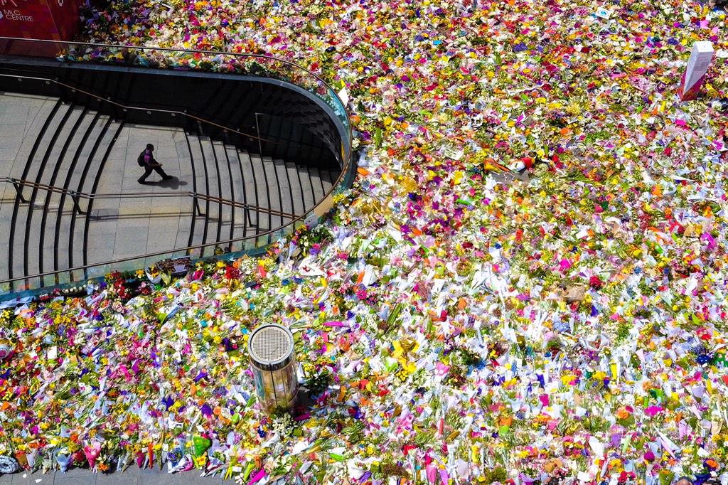 John__Donegan's tweet photo. The floral tributes to #sydneyseige victims continue to grow as Sydneysiders go about their daily life. http://t.co/Nhd9h5YdCR