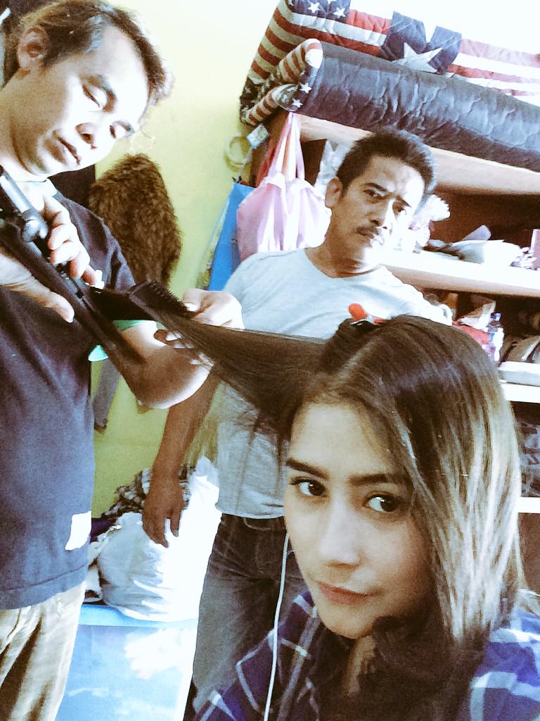 prillyyla's tweet photo. Sampe rumah jam 3 pagi sekarang udah shoot lagi tapi anehnya gk ngantuk dan malah semangat :p http://t.co/I8dDqaDVXN