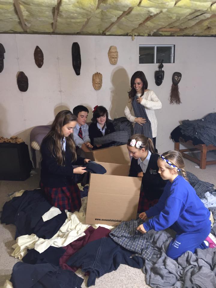 GenerisInt's tweet image. Sacred Heart Elementary students help to pack school uniforms to ship to orphans. DONATE click canteriointernational.org/CANTERIOUSA/Do…