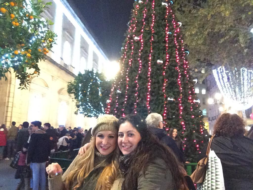 AlmudenaKilila's tweet photo. Buen paseito x sevilla!! Navidad!! Con @AngelaSols @zicoze86 y @chirly89 http://t.co/hFuNUmQHsP