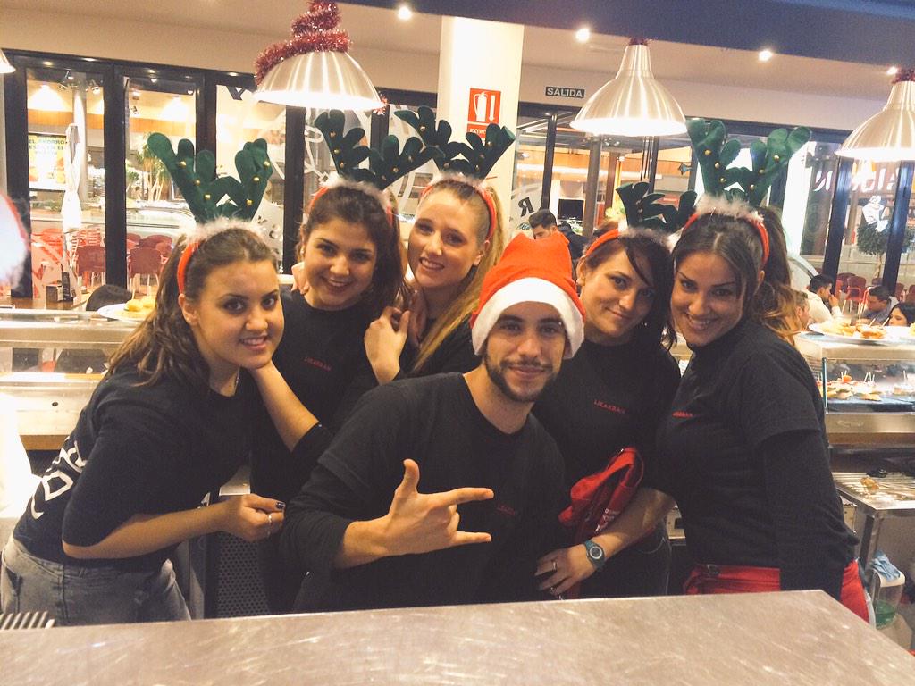 sunalcaraz's tweet photo. Mi segunda familia ✌️🎅 Feliz Navidad 😍 http://t.co/bbgoKPJ7nR
