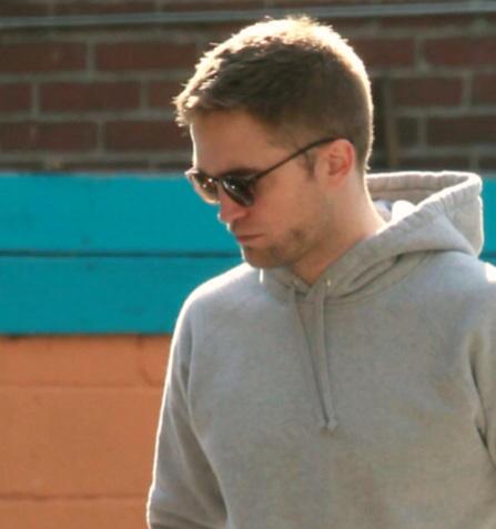 socalmom2four's tweet photo. Rob looking so healthy & fit! 👍❤️ #gymRob #healthyRob #RobertPattinson http://t.co/RDZE7bQc4z