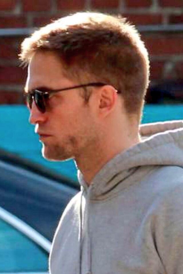 socalmom2four's tweet photo. Rob looking so healthy & fit! 👍❤️ #gymRob #healthyRob #RobertPattinson http://t.co/RDZE7bQc4z