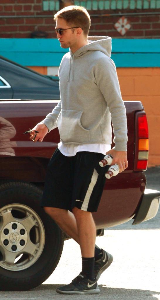 socalmom2four's tweet photo. Rob looking so healthy & fit! 👍❤️ #gymRob #healthyRob #RobertPattinson http://t.co/RDZE7bQc4z