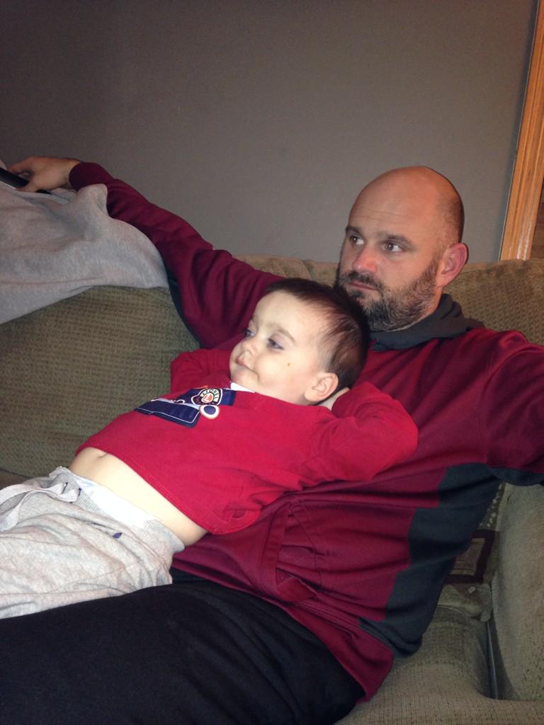 MandiJoMo's tweet photo. Dads make the best chairs. #belly @Coach__MO http://t.co/AU4lUJgB0h