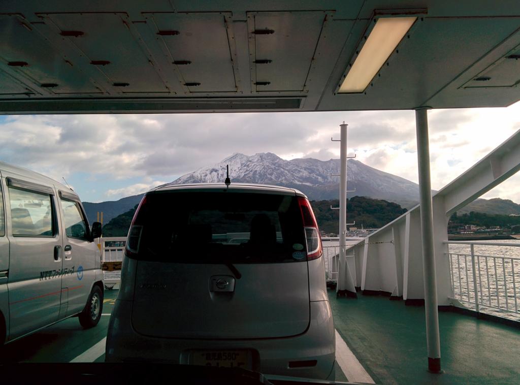 @eruptionsblog <a href="/subglacial/">treoƿyrhta</a>  <a href="/VolcanoCafe/">VolcanoCafé</a> arriving at a snowy Sakurajima :)