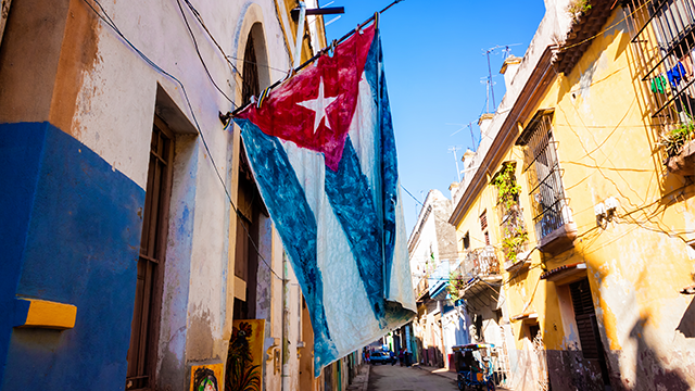CNNBusiness's tweet photo. Cost of U.S.'s trade freeze with Cuba:
For U.S. $1.2B/year
For Cuba: $685M/year
http://t.co/W8sC47YBVt http://t.co/3VopLEO80w