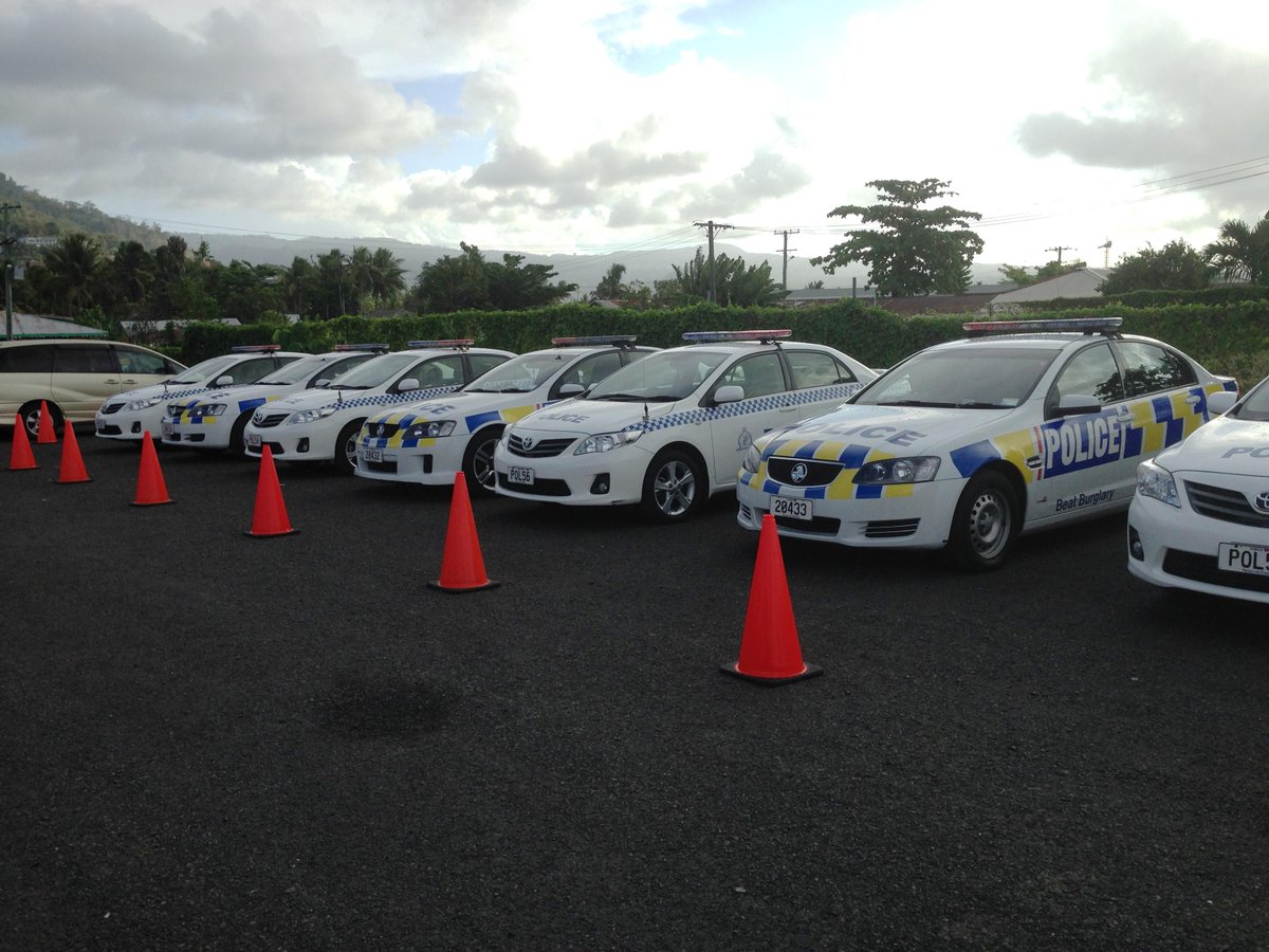 PacificCop's tweet photo. #SamoaPolice's new police cars gifted from @nzpolice along side their current patrol cars #PolTwt #timetounify http://t.co/UrsRz40HIg