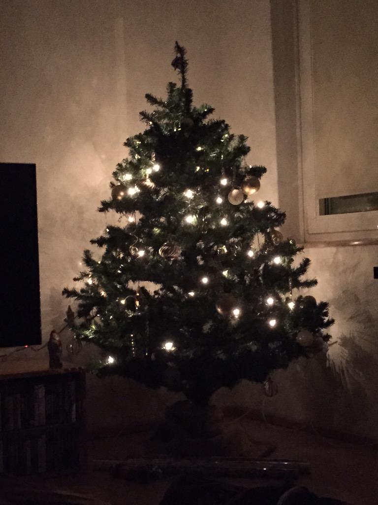 liquidnerd's tweet image. Nachts im Bett Musik hören und auf den Weihnachtsbaum starren. 😊